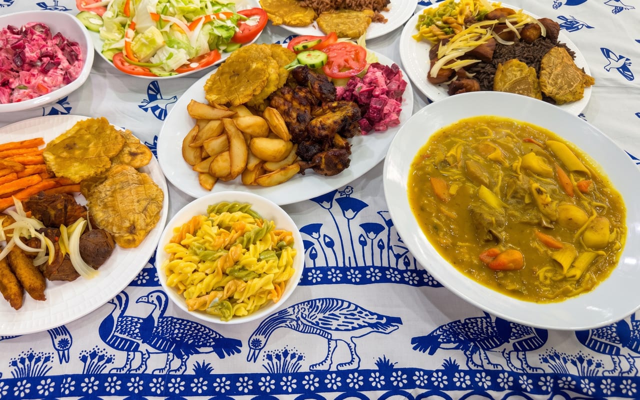 Assiettes de grillades, soupe joumou et fritay Chez Garha